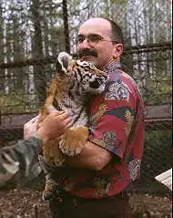 Gruschke met een 3 maanden oude Mantsjoerische tijgerwelp op de arm