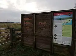 Toegangspoort met informatiepaneel