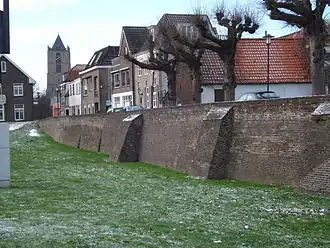 De bewaard gebleven stadsmuur bij de Tolhuiswal