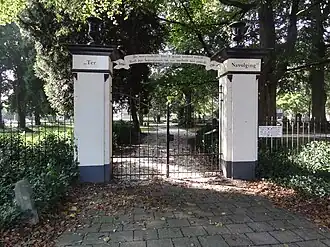 De toegangspoort van de begraafplaats