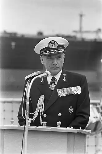 Langenberg als schout-bij-nacht bij de overdracht van Hr.Ms. Zuiderkruis (1975)