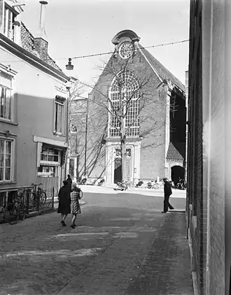 Voormalige kerk aan de Tweebaksmarkt (foto vanuit de Korfmakersstraat)
