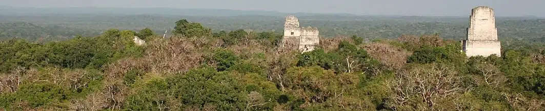 Tempels I en II gezien vanaf tempel IV