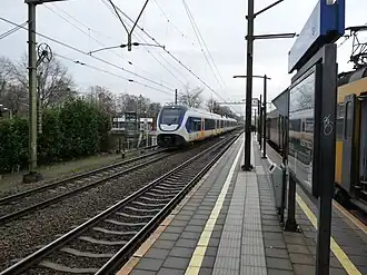 Station Tilburg Universiteit, 2015. Links het begin van het perron voor Breda, met het stationsgebouw.