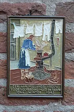 Gedenktegel gemaakt in cloisonné-techniek door De Porceleyne Fles na de Hongerwinter van 1944-1945