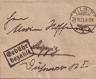 Briefje van Tilsit (nu Sovjetsk, Kaliningrad Oblast) naar Leipzig, 29&nbsp;november 1923. De periode van de Duitse hyperinflatie was bijna achter de rug. Op 20&nbsp;november was de Rentenmark in omloop gekomen, maar de eerste postzegels met waarden in de nieuwe munt kwamen pas op 1&nbsp;december. Daarom is het porto baar betaald, zoals blijkt uit het rubberstempel ‘Gebühr bezahlt’ (‘Port betaald’).