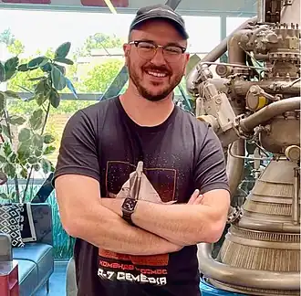 Tim Dodd bij een RL10-raketmotor uit de verzameling van Steve Jurvetson