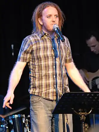 Minchin tijdens een theatervoorstelling in 2007