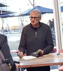 Snyders signeert On Tyranny (2017)