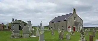 Tingwall Kirk (rechts) met de resten van de St Magnus Church (links).