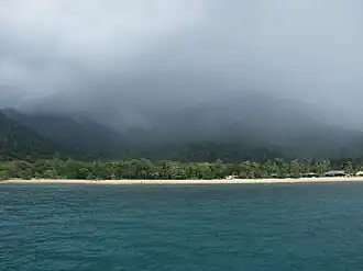 Strand van Tioman met heuvels op achtergrond
