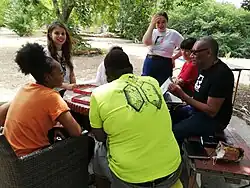 Tirzo Martha met studenten