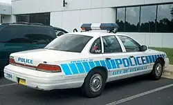 Een Ford Crown Victoria van de Titusville PD. Dit model heeft nog de oude achterlichten met de reflectiestrip ertussen.