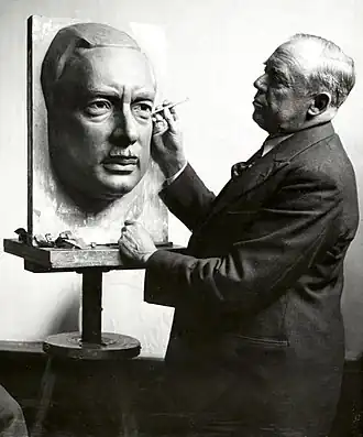 Visser aan het werk aan een beeld van de Nederlandse Nobelprijswinnaar Peter Debye (1937)