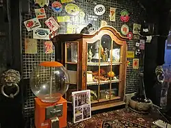 Collectie memorabilia in het café.