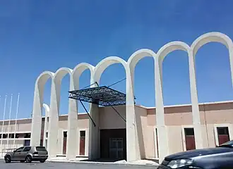 De hoofdingang van het stadion