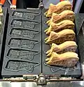 Taiyaki in de vorm van een trein, wordt verkocht buiten het station van Narimasu