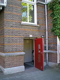 Toegangsdeur tot PTT en computerruimte in het Zusterhuis van het voormalige AZU