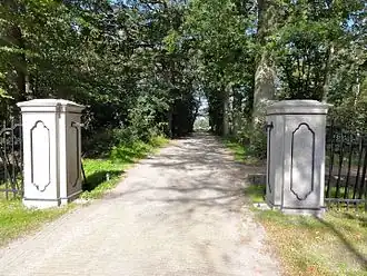 Toegang tot het vroegere Meerenstein, het Van Coehoornbos in Wijckel