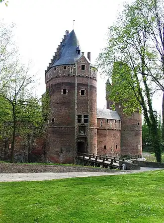 Brug over de drooggelegde slotgracht
