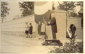 Herdenking bij het Mausoleum. Koffrie is de eerste persoon van links (1947).