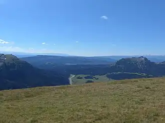 Togwotee Pass gezien vanaf Breccia Peak in het noorden. (Two Oceans Mountain rechts in beeld)