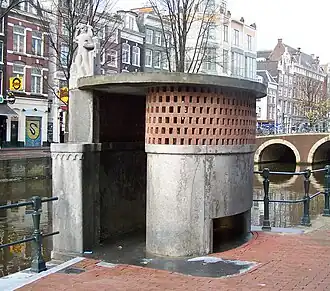 Toilet, onderdeel van een gamma straatmeubilair geïnspireerd op de Amsterdamse School