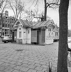 Toiletgebouw (thans café) aan de Nieuwezijds Voorburgwal ter hoogte van de Postzegelmarkt; 1979.