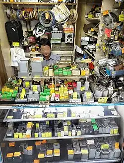 Gespecialiseerd winkeltje in elektronicaonderdelen. (Veel van deze winkeltjes zijn samengebracht in grotere 'winkels' met meerdere verdiepingen.)