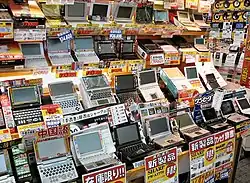 Aanbiedingen gadgets veelal met 'schreeuwerige' reclameborden (hier: elektronische woordenboeken).