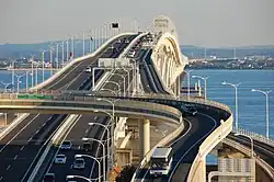 Zicht op brug vanaf Umihotaru