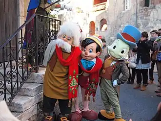 Japie Krekel (rechts) samen met Pinokkio en Geppetto in Tokyo Disneyland