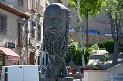 Een close-up van het standbeeld van Halevi in Toledo.