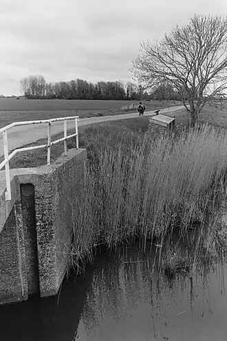 Tolsumerzijl in de Slachtedijk over de Tzummervaart, nabij de locastie van de afgegraven terp Tolsum die ook aan de vaart lag.