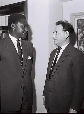 Tom Mboya (links) met Aharon Becker, 1962
