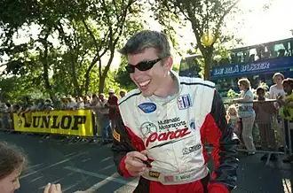 Tommy Milner tijdens de rijdersparade van de 24 uur van Le Mans in 2006.