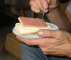 Het is lastig om een tompoes te eten