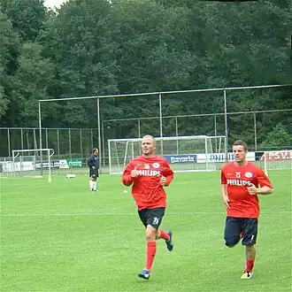 Van der Leegte (links) op een training van PSV met Jason Čulina. (Juli 2008)