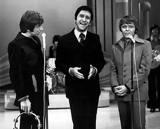 Bobby Hart (links) en Tommy Boyce met komiek Soupy Sales in het televisieprogramma The Soupy Sales Show in 1970.