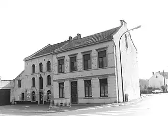 Uiterst links en links het woonhuis respectievelijk het molenhuis in 1987