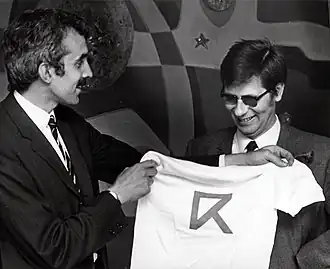 Jacques Tonnaer krijgt van Erik Jurgens een partijshirt bij zijn installatie als voorzitter van de PPR, 13 juni 1970