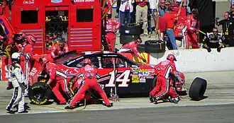 Pitstop Tony Stewart op de Auto Club Speedway in 2010.