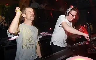 Tony McGuinness en Paavo Siljamaki in de club Pacha in New York