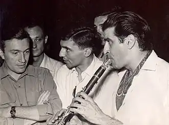 Tony Scott (helemaal rechts) met de Servische klarinettist Mihailo Živanović (helemaal links) in 1951