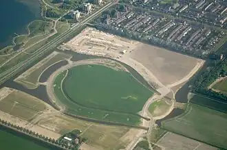Toolenburg-Zuid in aanbouw (luchtfoto, 2014). Rechtsachter ligt Toolenburg-Oost. Linksachter loopt de westelijke tak van de Zuidtangent en daarachter ligt de Toolenburgerplas.