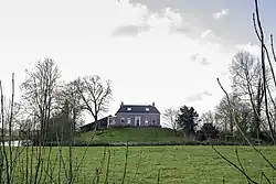 Huis op een van de wierderestanten