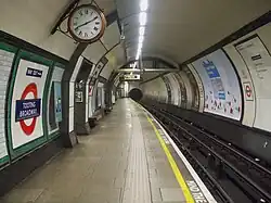 Het perron en spoor voor de metro naar het zuiden