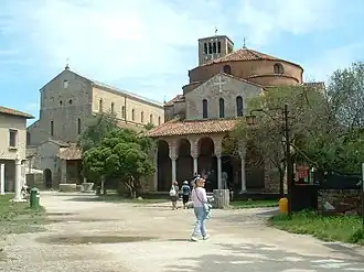 Kathedraal van Santa Maria Assunta (links) en Santa Fosca (rechts)