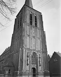 Kerktoren van kerk Bakel (april 1958)