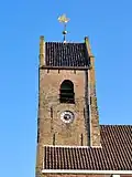 De kerktoren van Wierum met een windvaan in de vorm van een aak